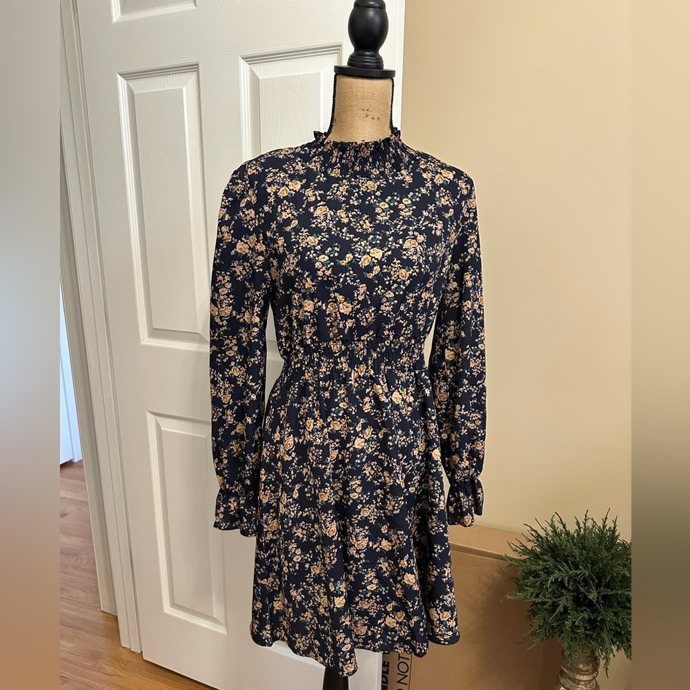 ❌SOLD❌Navy and Beige Floral Long Sleeve Dress Size Medium - Picture 3 of 9